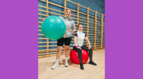 Two people with physio balls at a sport hall.